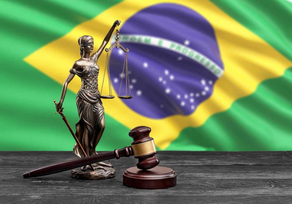 imagem da bandeira do brasil e da estátua da justiça