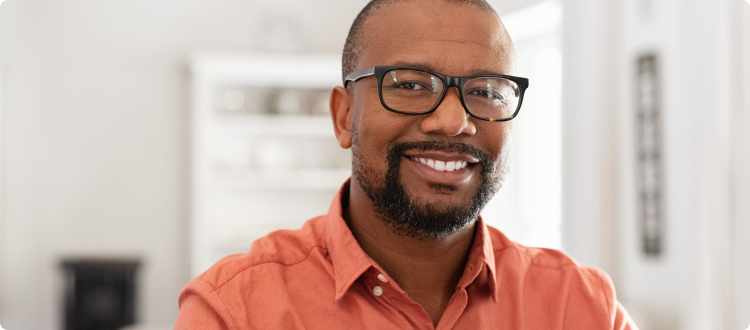 Na imagem, lê-se: três Homem negro usando óculos de grau, sorrindo e olhando para câmera.