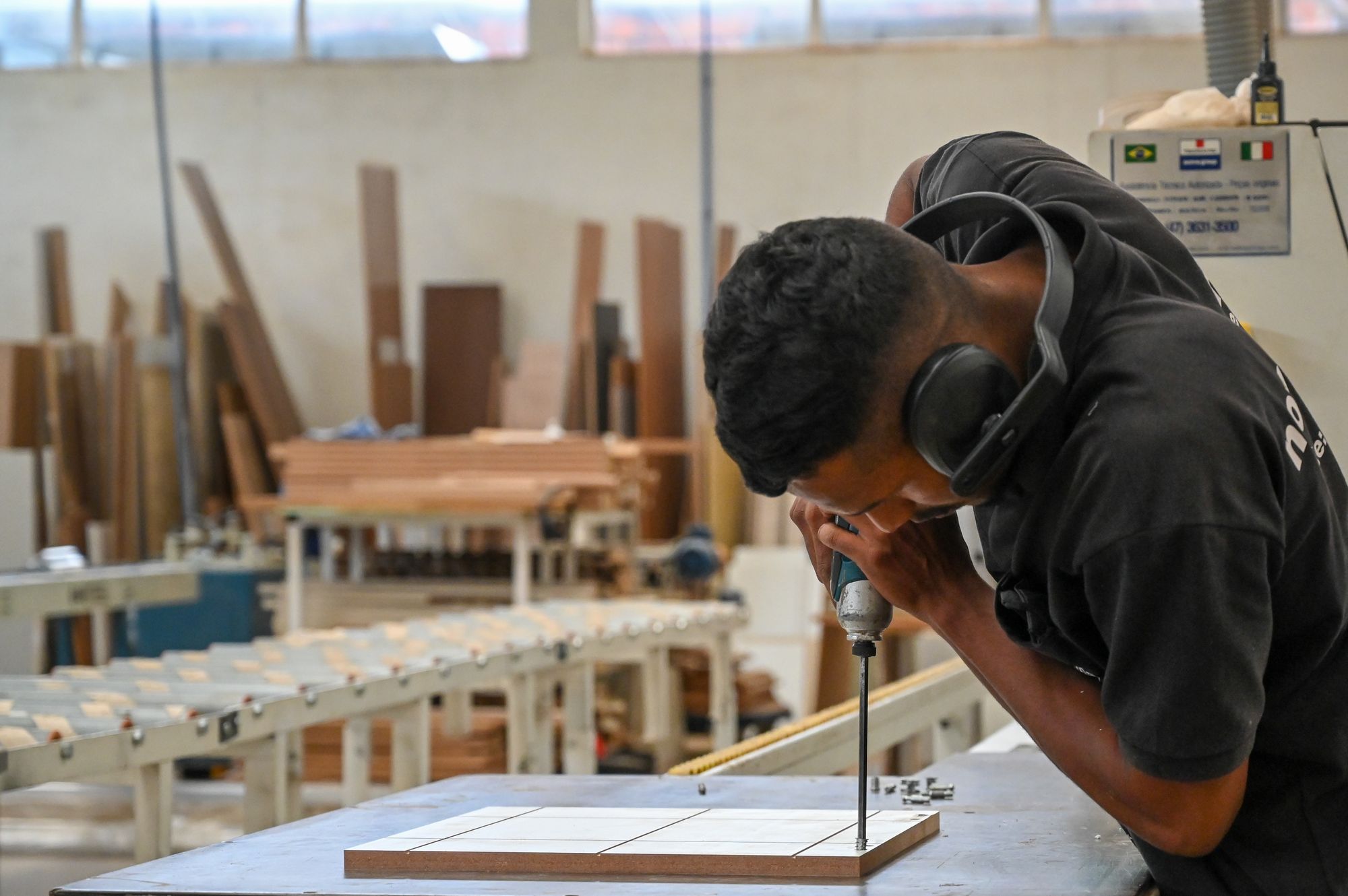 Os setores de Móveis e Produtos de madeira seriam os mais afetados pela redução de jornada de trabalho na Indústria de transformação, com elevação dos custos trabalhistas estimada de 14,1% e 14%, respectivamente.