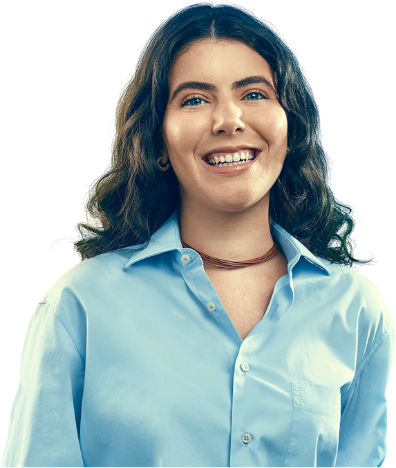 Mulher sorrindo, com cabelo preto, com camisa social azul, sorrindo, representando uma pessoa da sociedade que faz uso de elementos da indústria no dia-a-dia.