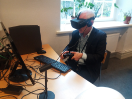 imagem de uma pessoa usando óculos de realidade virtual
