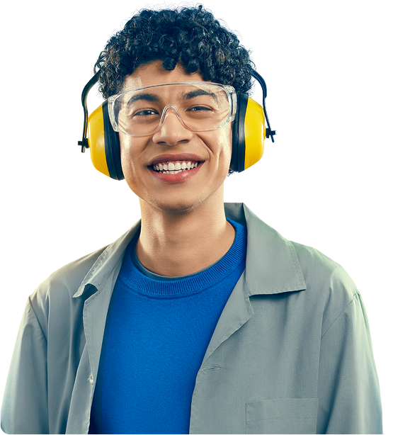 Rapaz usando óculos de proteção e proteção auricular