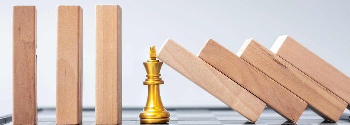 imagem de dominós caindo sobre uma peça de xadrez representando prevenção de litígio e processo administrativo tributário