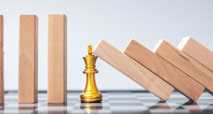 imagem de dominós caindo sobre uma peça de xadrez representando prevenção de litígio e processo administrativo tributário