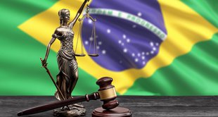 imagem da bandeira do brasil e da estátua da justiça