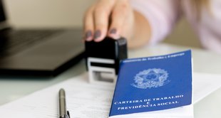 imagem de uma carteira de trabalho representando revogação da reforma trabalhista