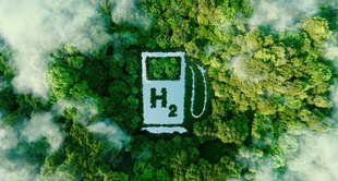 imagem de nuvens sobre uma floresta representando hidrogênio como fonte energética