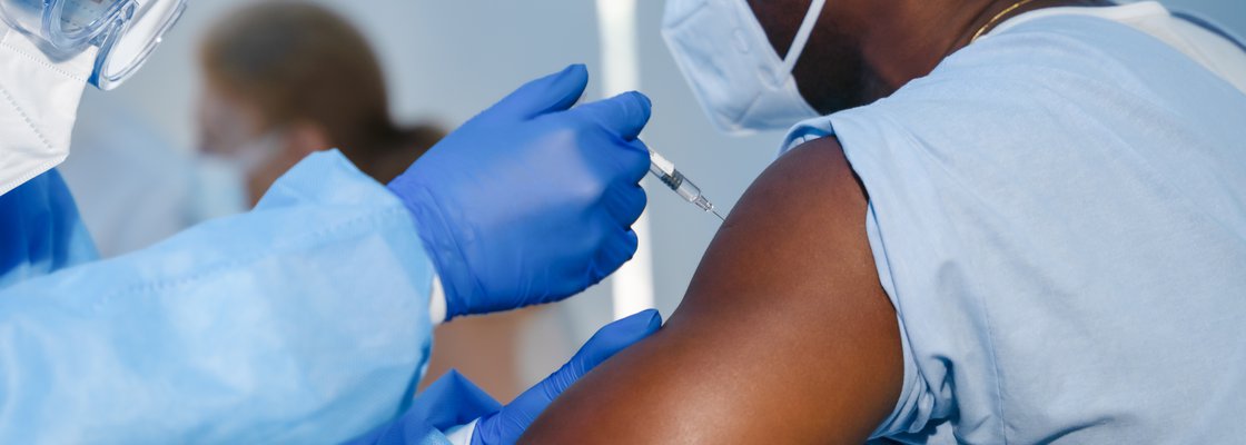 Imagem de uma pessoa tomando uma vacina representando dispensa de empregado que não tomar vacina contra covid