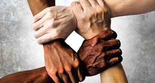 imagem de braços unidos representando luta contra o racismo