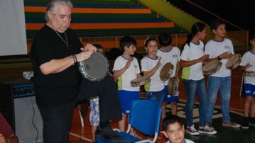 Alunos da Escola do Sesi de Campo Grande recebem visita de músico egípcio