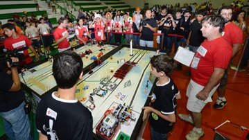 Descontração marca abertura da Etapa Nacional do Torneio de Robótica FIRST® LEGO® League