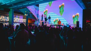 Night Lab de setembro explora a metamorfose e traz show de Letícia Fialho