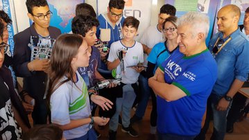 Astronauta Marcos Pontes inspira time de robótica do SESI a seguir com pesquisas científicas