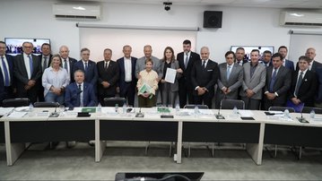 Lideranças de setores produtivos entregam ao presidente do Senado manifesto pela modernização da jornada de trabalho