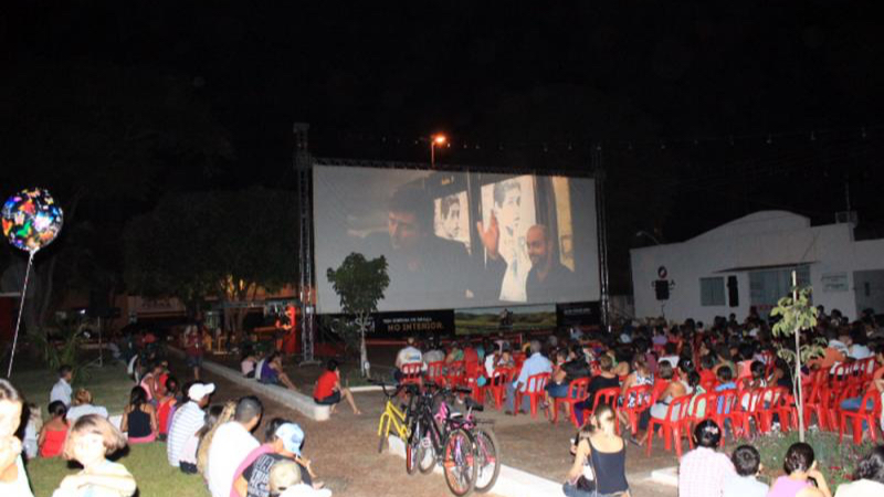 Cine Sesi atrai público de 2,8 mil pessoas à Praça Central de Guia Lopes