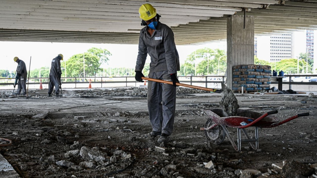 Juros sufocam a construção e mantêm setor em alerta há 1 ano, mesmo com melhora no trimestre