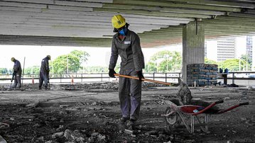 Pressionada por juros altos, indústria da construção tem pior janeiro em 9 anos