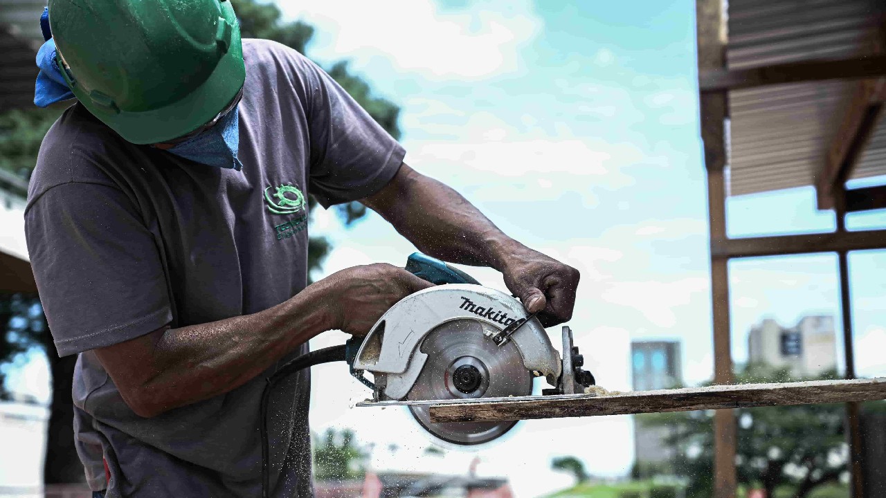 Atividade e emprego na indústria da construção seguem em queda no mês de novembro, diz CNI