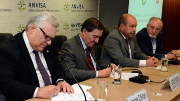 CNI e Anvisa assinam acordo de cooperação para aprimorar normas para indústria