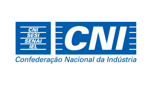 Prédio da Confederação Nacional da Indústria com a bandeira nacional hasteada na entrada principal.
