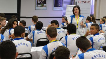 Jovens passam por treinamento comportamental na preparação para torneio mundial de profissões