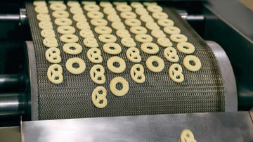 Leia mais Produção industrial mantém tendência de queda, informa CNI