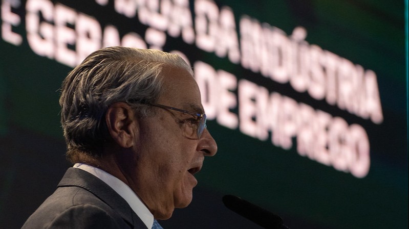 Indústria brasileira está sufocada pelo custo Brasil, diz presidente da CNI