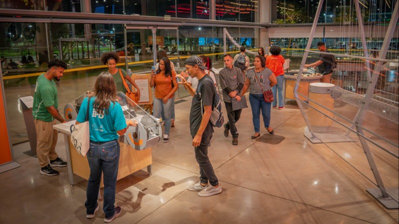 Uma noite no museu: SESI Lab estreia visitas noturnas mensais
