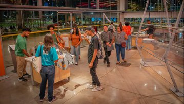 Uma noite no museu: SESI Lab estreia visitas noturnas mensais