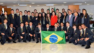 Dilma Rousseff homenageia brasileiros que venceram torneio de profissões das américas