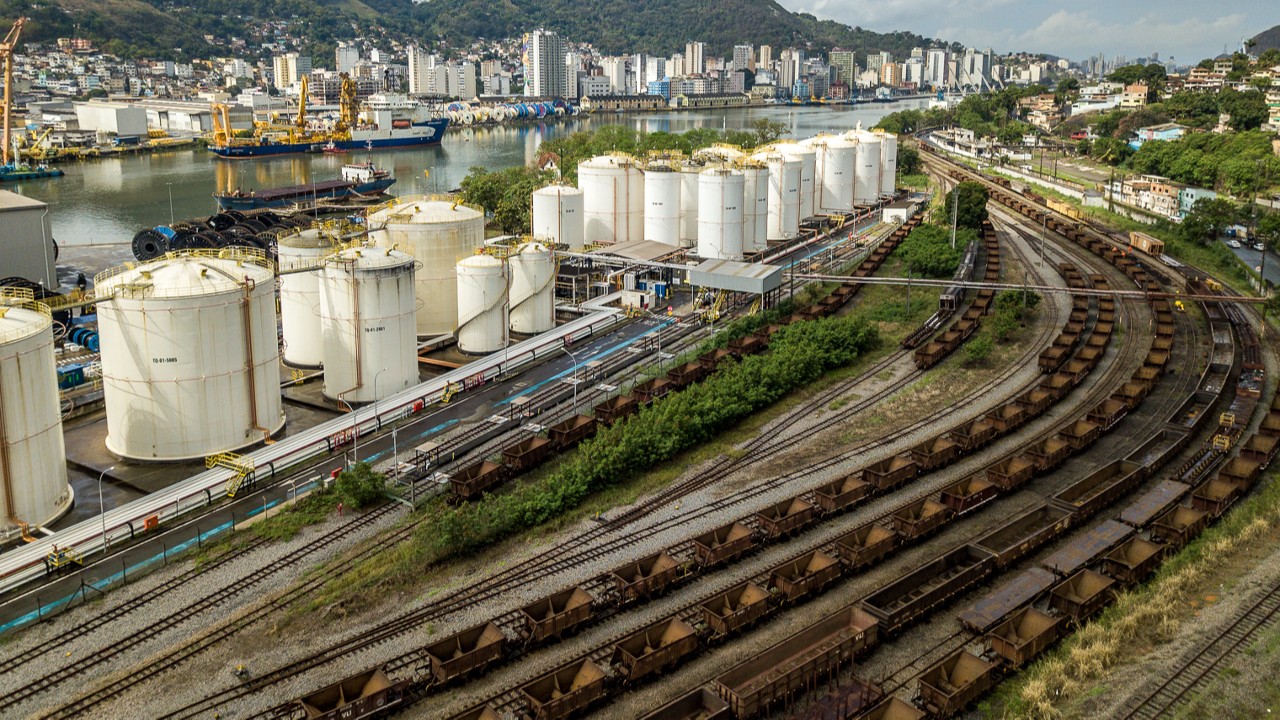 Imagem de destaque da notícia: 38% das indústrias mudariam operação de rodovia para outro modal