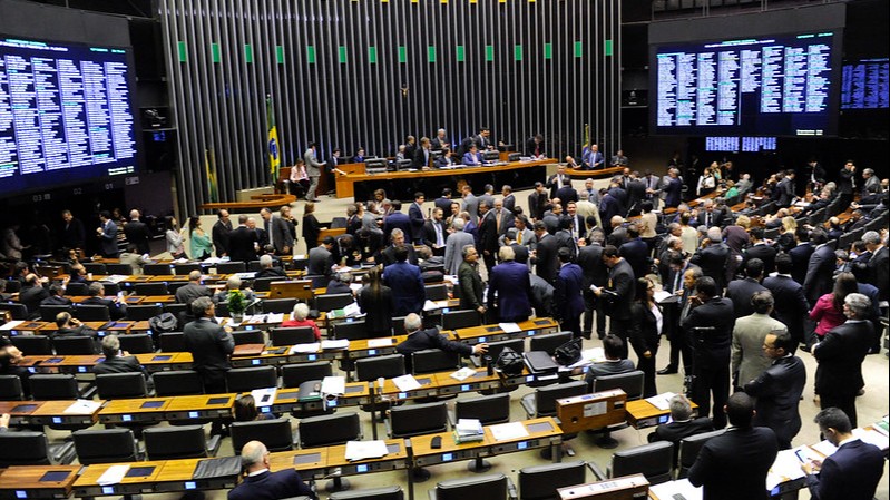 CNI: aprovada pela Câmara, PEC que reduz jornada é “inadequada e inoportuna”