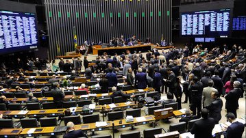 Imagem de destaque da notícia: CNI: aprovada pela Câmara, PEC que reduz jornada é “inadequada e inoportuna”