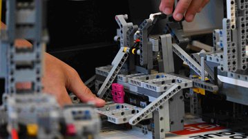 Leia mais Você sabe a diferença entre o robô de LEGO e o robô industrial? Entenda