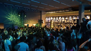 Letrux abre temporada do Night Lab em noite dedicada ao poder da palavra