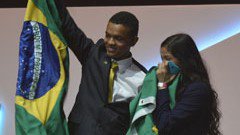 Emocionados, brasileiros campeões do mundo comemoram resultado na olimpíada internacional de profissões