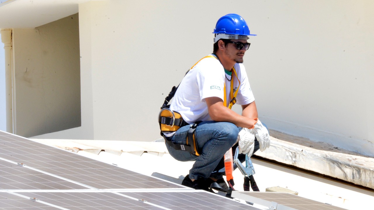 Energias solar e eólica geram empregos e aumentam procura por cursos