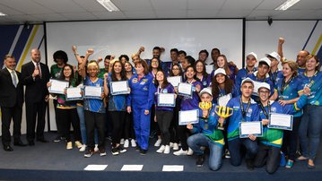 Alunos de robótica do SESI recebem certificado da Agência Espacial Brasileira