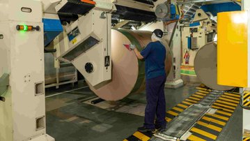 Emprego cai e setor industrial acende alerta vermelho (Ep.#156) | Economia em 60 segundos