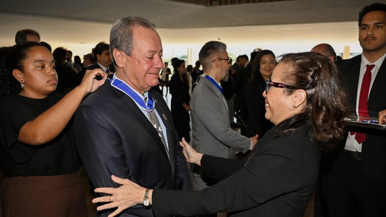 Presidente da CNI recebe mais alta condecoração do governo brasileiro