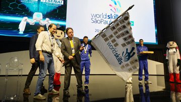 Brasil recebe passagem da bandeira da WorldSkills na Olimpíada do Conhecimento