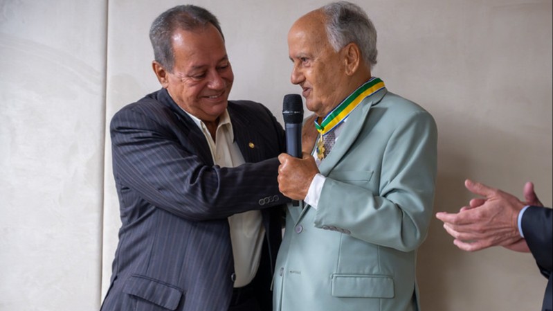 Fundador e primeiro presidente da FIEMT recebe a maior condecoração da CNI