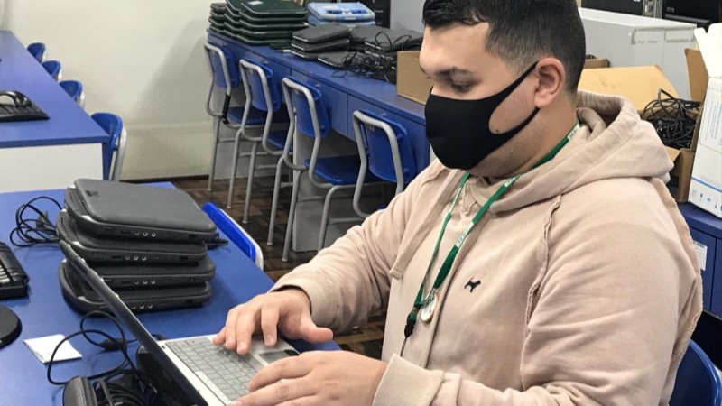 SENAI de Santa Catarina conserta computadores doados para estudantes da rede pública