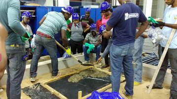 SENAI qualifica imigrantes haitianos na área de construção civil