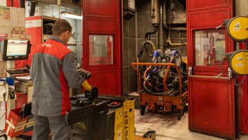 Confiança sobe em 21 setores, mas avanço ainda não reverte pessimismo na indústria, diz CNI