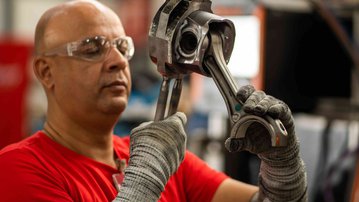 Empresários da indústria estão pessimistas com o futuro pela primeira vez desde janeiro de 2023, informa CNI