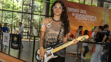Guitarra é só para música?! Em competição, estudantes controlam robô com ajuda do instrumento