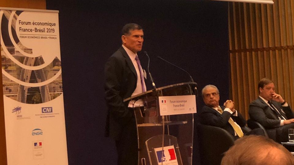 General Santos Cruz anuncia 105 licitações, a partir de novembro, durante evento da CNI em Paris