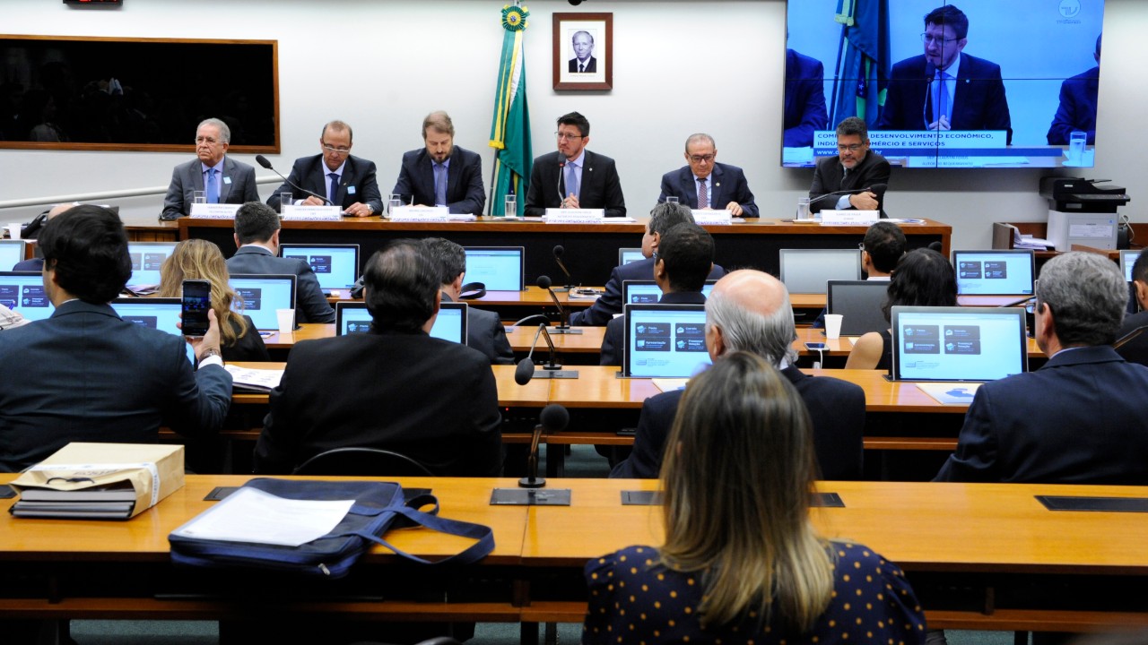 Especialistas e parlamentares defendem a importância do Sistema S para a qualificação profissional e a inovação nas empresas brasileiras