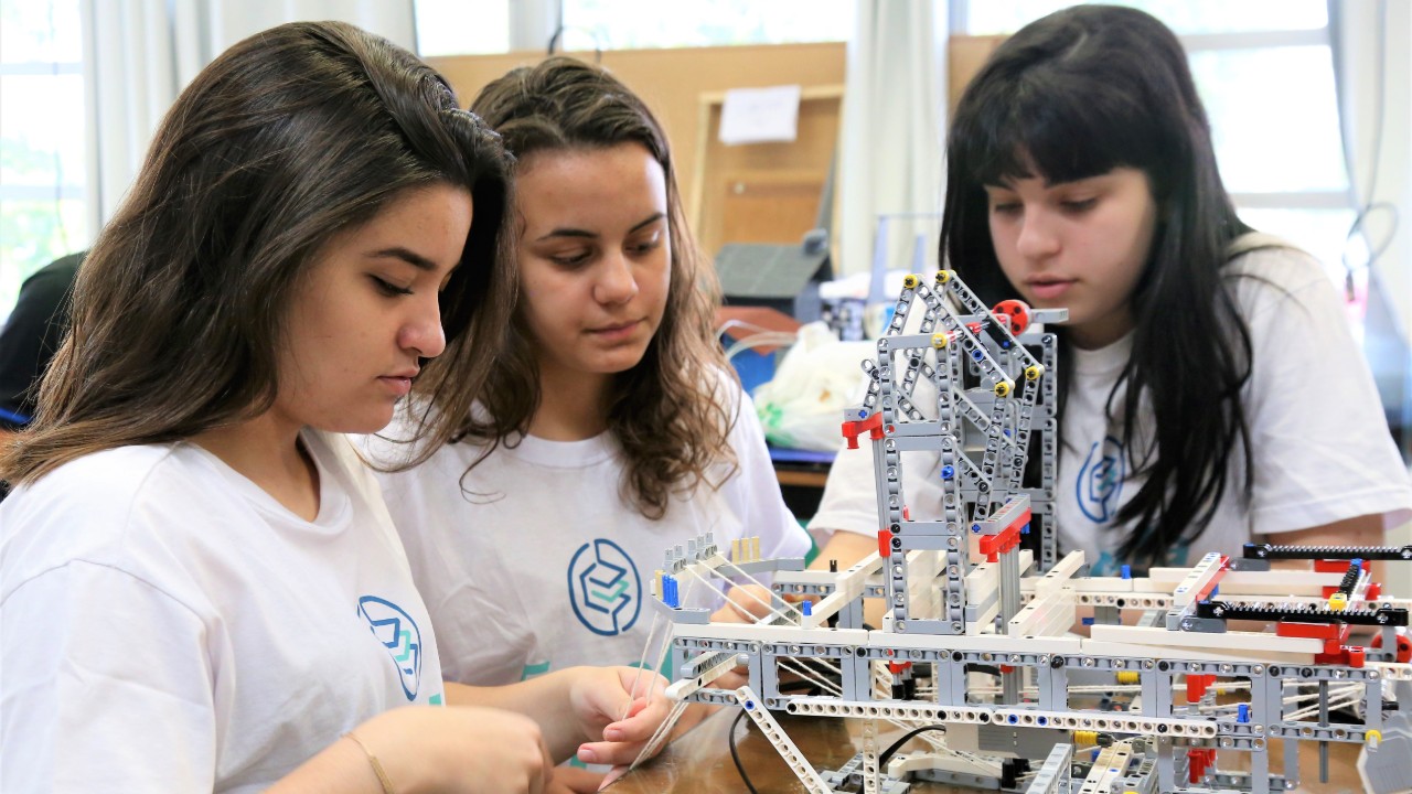 Na era da educação criativa, SESI adota ensino médio para elevar a competitividade da economia